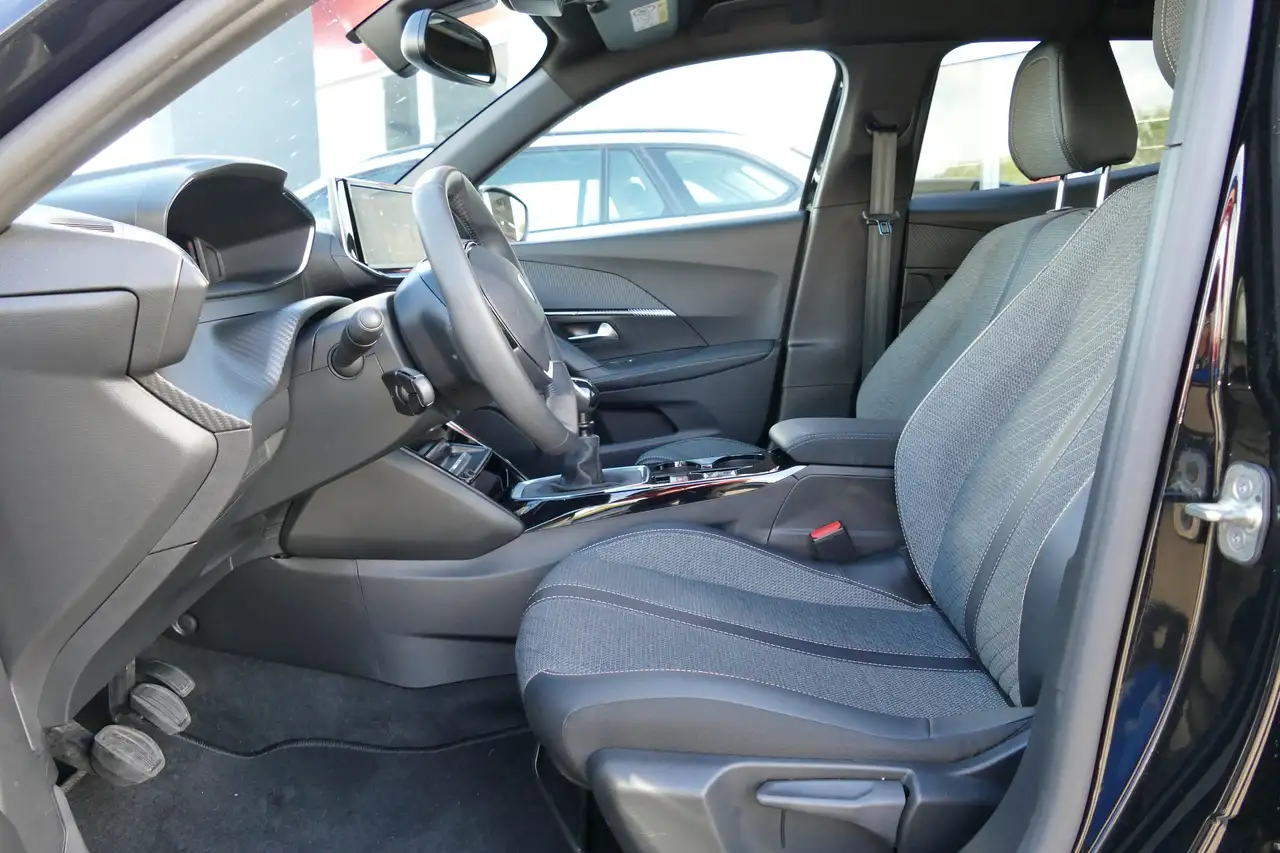 Peugeot 2008 1.2 PureTech Allure LED Digitales Cockpit — Vehicle gallery 18