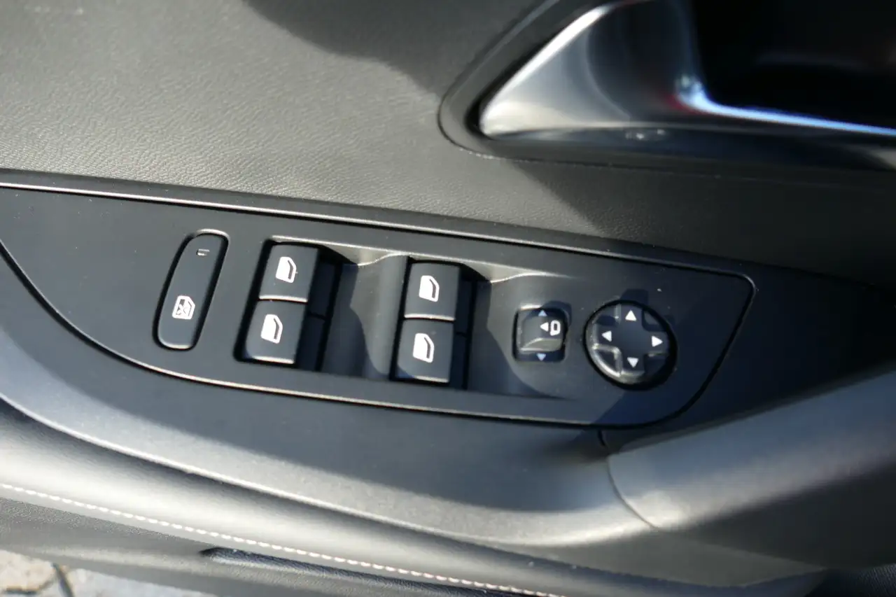 Peugeot 2008 1.2 PureTech Allure LED Digitales Cockpit — Vehicle gallery 17