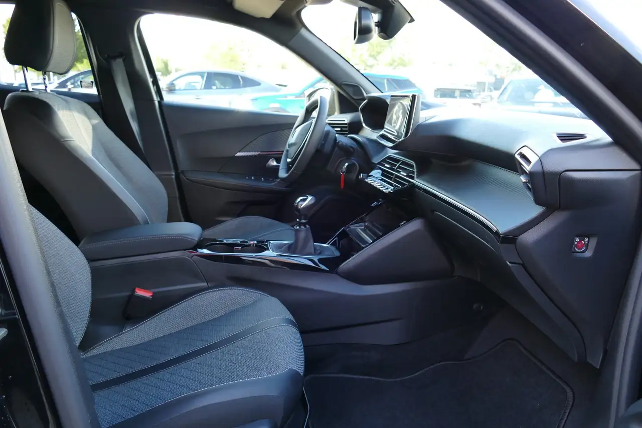 Peugeot 2008 1.2 PureTech Allure LED Digitales Cockpit — Vehicle gallery 19