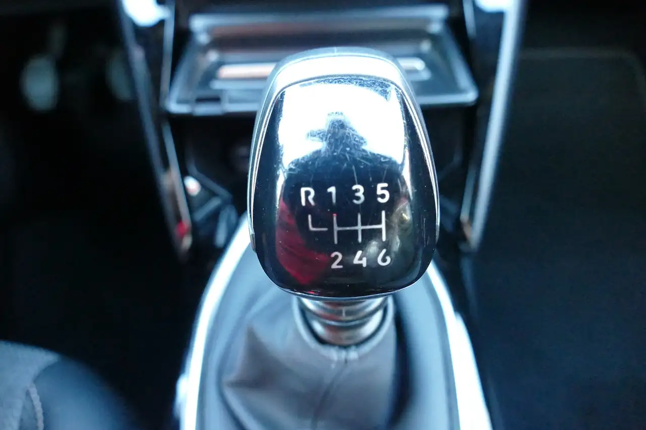 Peugeot 2008 1.2 PureTech Allure LED Digitales Cockpit — Vehicle gallery 16