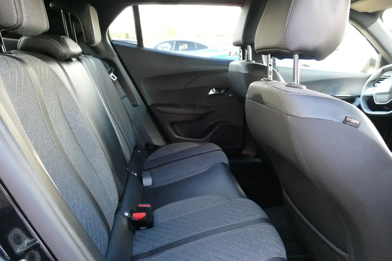 Peugeot 2008 1.2 PureTech Allure LED Digitales Cockpit — Vehicle gallery 20