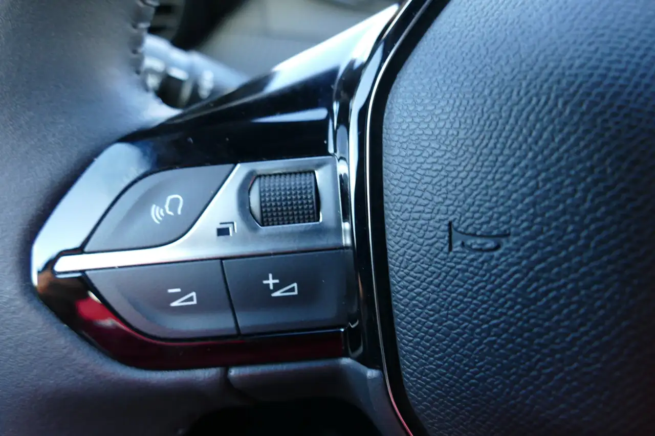 Peugeot 2008 1.2 PureTech Allure LED Digitales Cockpit — Vehicle gallery 9