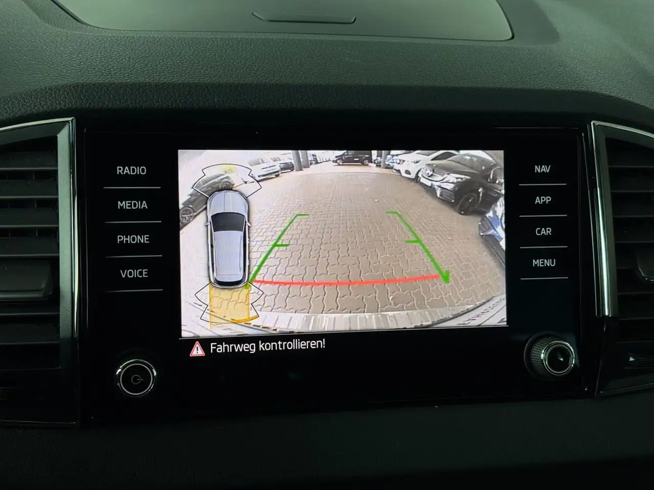 Skoda Karoq 1.5 TSI ACT Ambition OPF LED NAVI KAM — Vehicle gallery 10