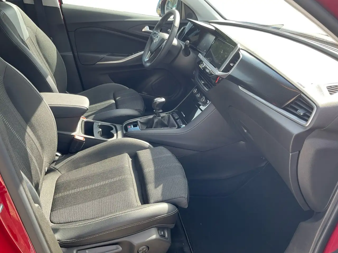 Opel Grandland 1.2 Allwetterreifen, Anhängerkupplung — Galería del vehículo 17
