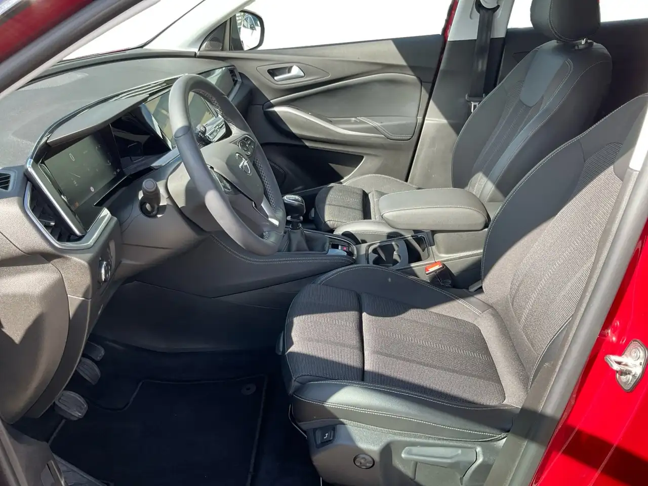 Opel Grandland 1.2 Allwetterreifen, Anhängerkupplung — Galería del vehículo 11