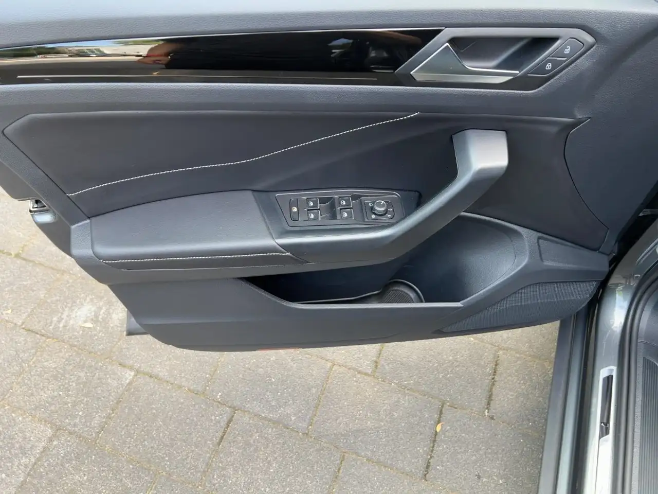 Volkswagen T-Roc R-Line 1.0 TSI Sitzheizung CarPlay PDC — Galería del vehículo 17