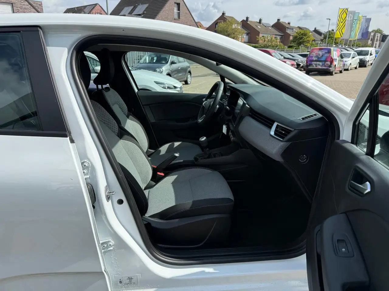 Renault Clio Evolution ALLWETTER KAMERA CARPLAY DAB+ — Galería del vehículo 9
