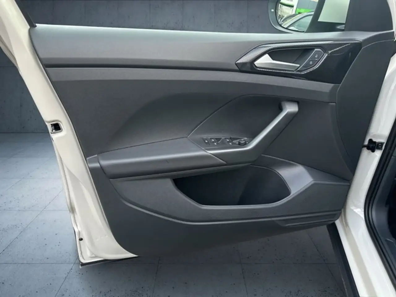 Volkswagen T-Cross 1.0 TSI Life LED ACC Sitzheizung Einparkhilfe — Vehicle gallery 16