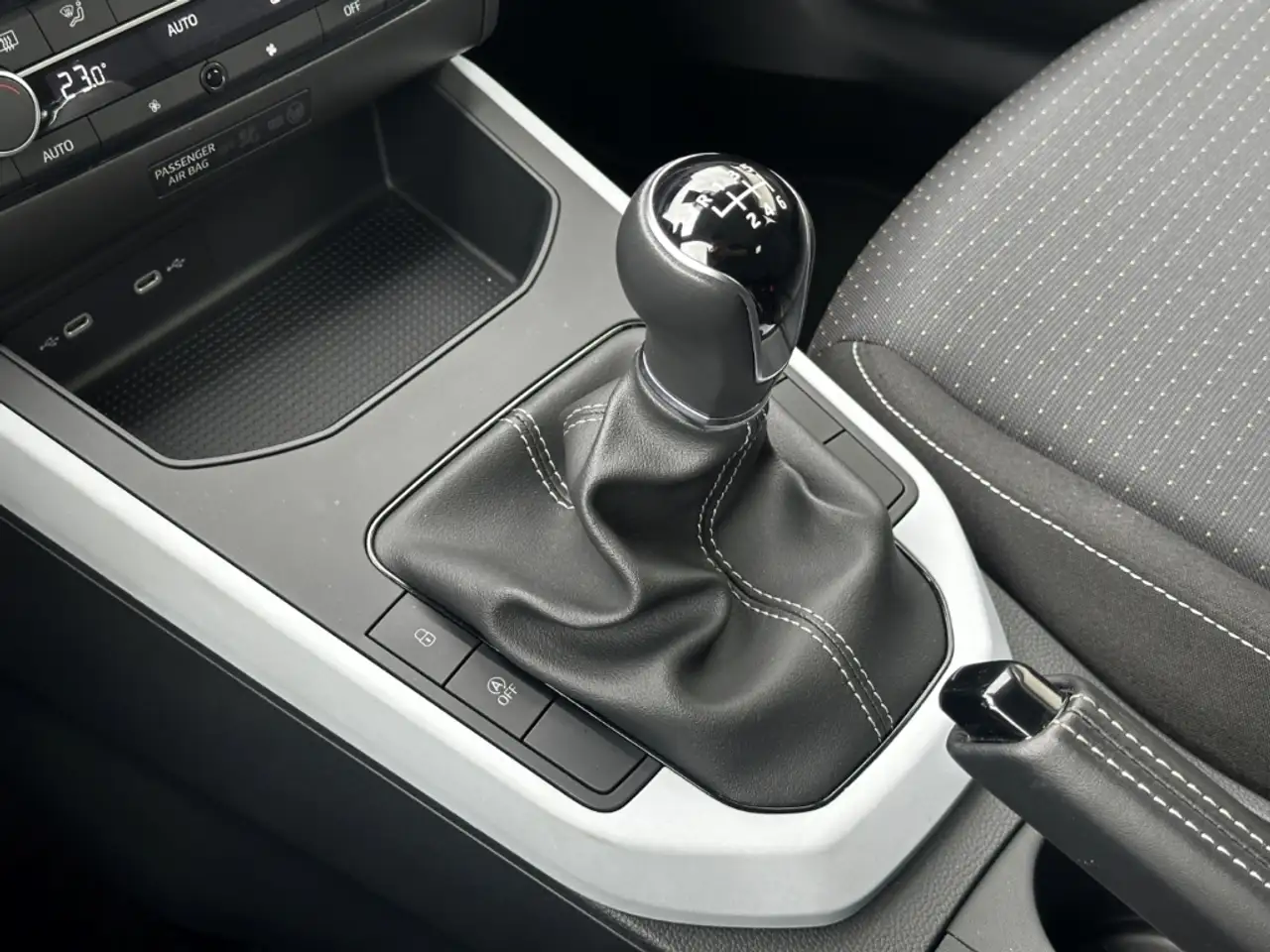 SEAT Arona 1.0 TSI Style Edition LED DAB FullLink USB 17Alu — Galería del vehículo 13