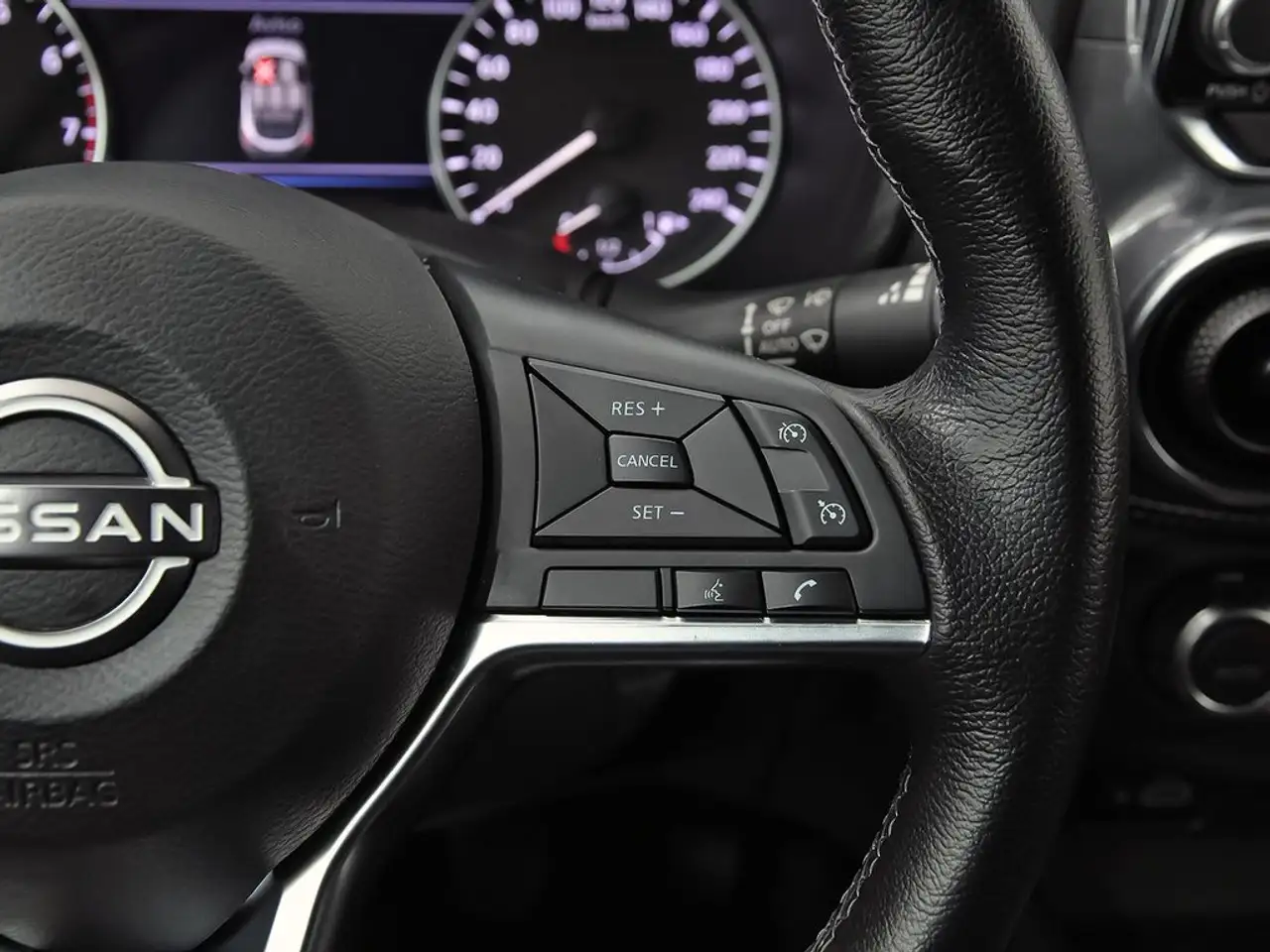 Nissan Juke DIG-T 84 kW (114 CV) 6M/T N-Connecta — معرض صور السيارة 18