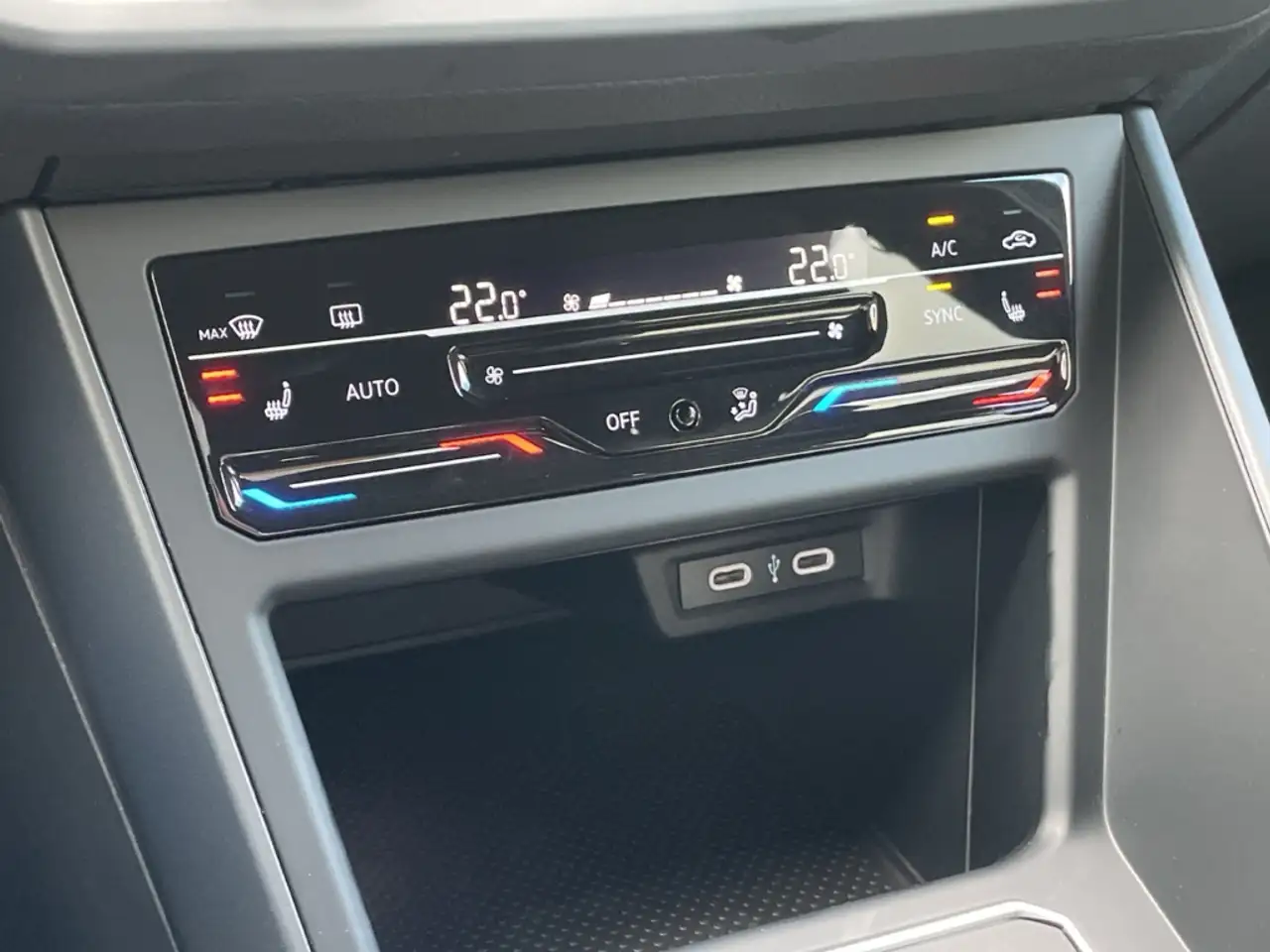 Volkswagen Taigo R-Line 1.0 TSI DSG IQ.LIGHT/Kamera/Navi/ACC — Galería del vehículo 22