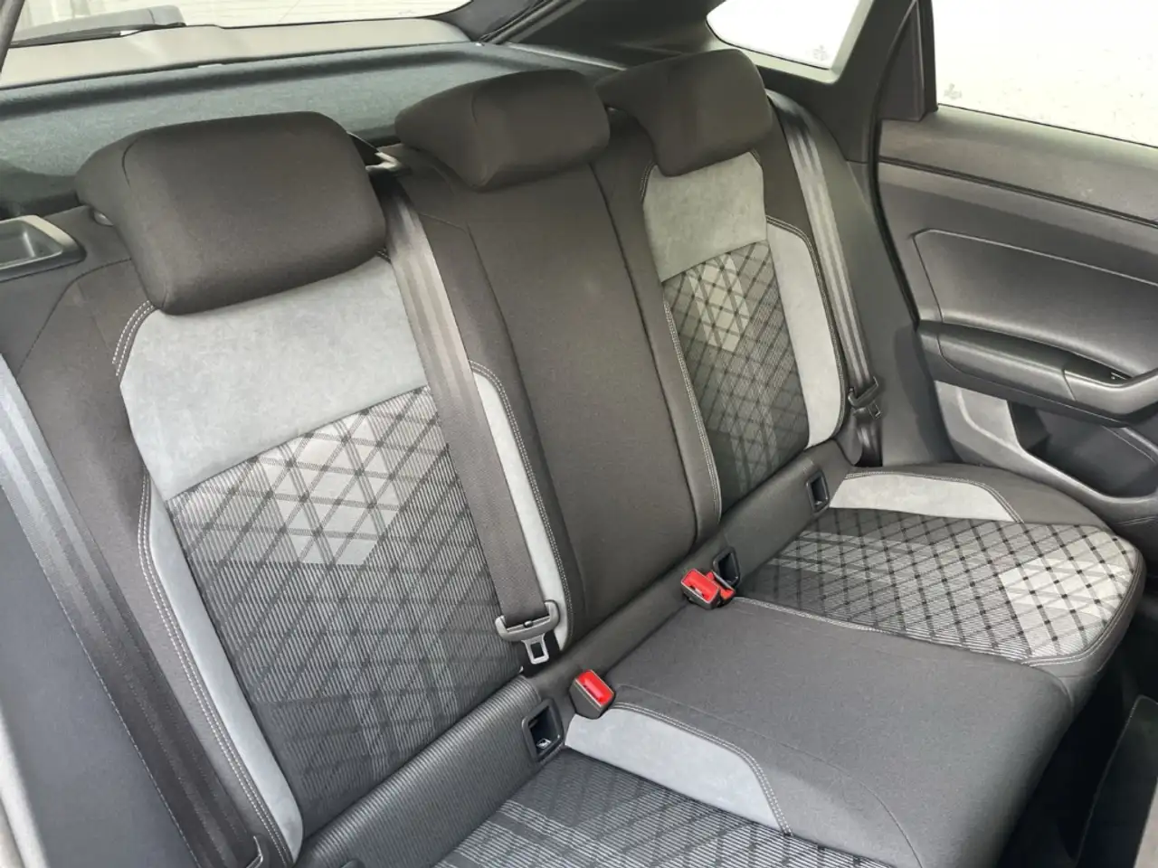 Volkswagen Taigo R-Line 1.0 TSI DSG IQ.LIGHT/Kamera/Navi/ACC — Galería del vehículo 23