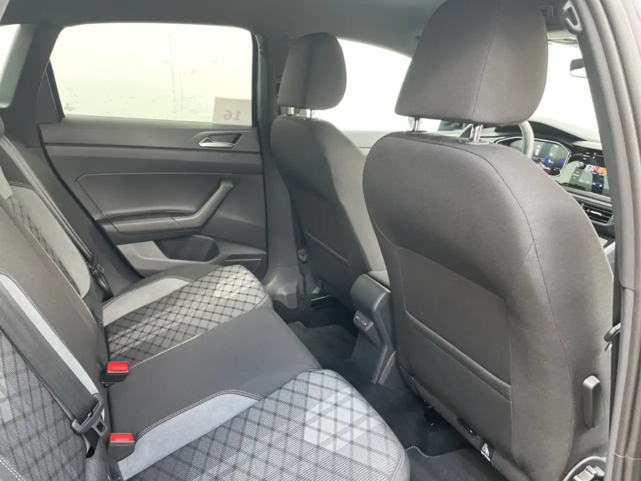 Volkswagen Taigo R-Line 1.0 TSI DSG IQ.LIGHT/Kamera/Navi/ACC — Galería del vehículo 25
