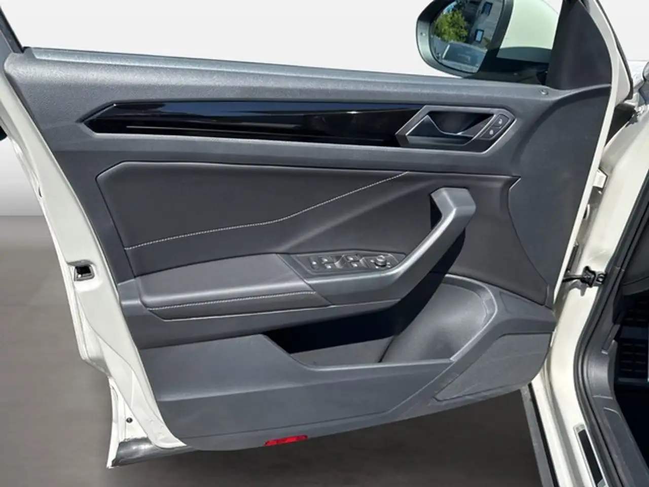 Volkswagen T-Roc R-Line 1.0 l TSI LED ACC Parklenkassistent DAB — Galería del vehículo 17