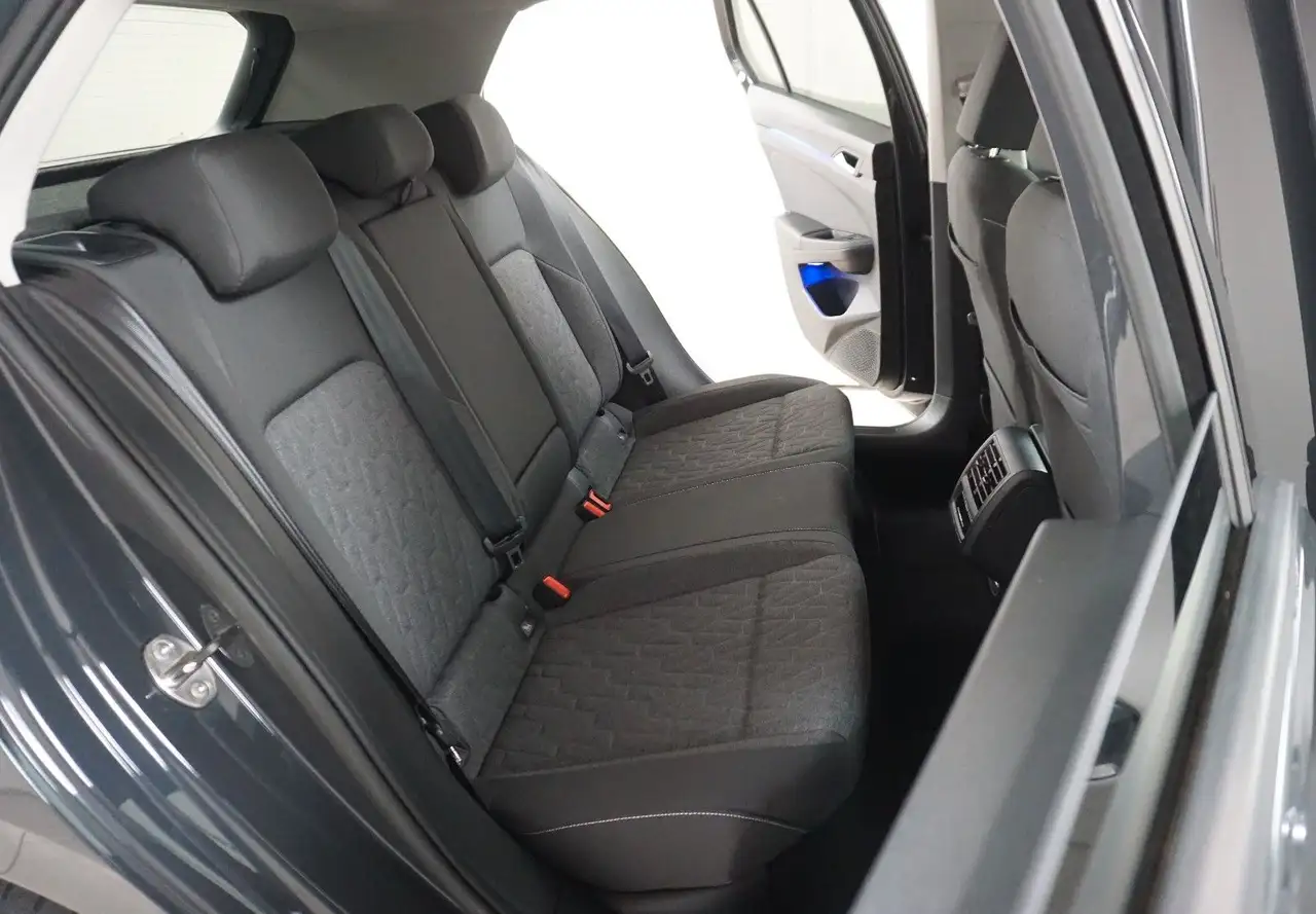 Volkswagen Golf VIII Lim. Move eTSI LED ACC PDC AMBIENTE — Vehicle gallery 29