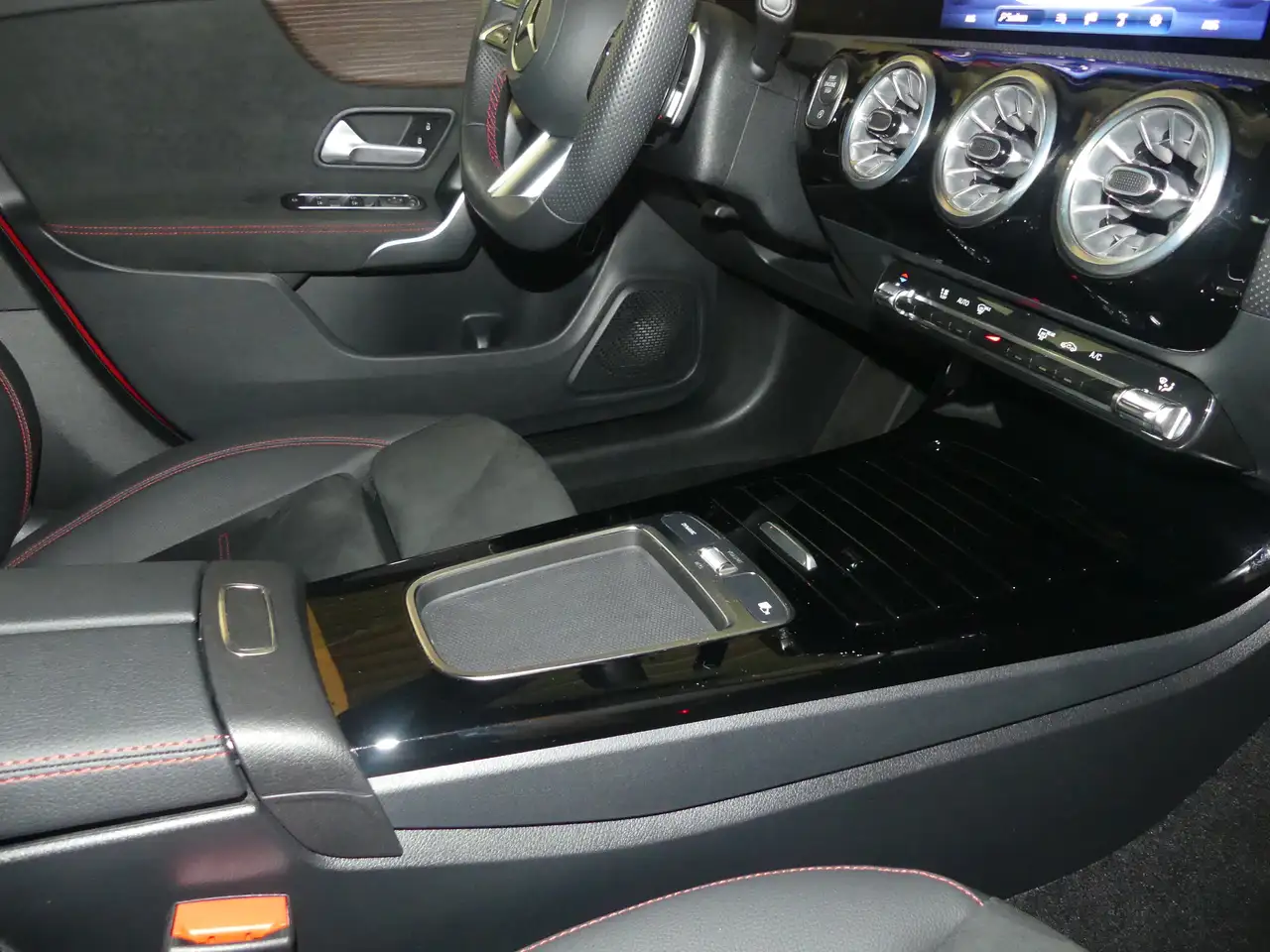 Mercedes-Benz CLA 200 COUPE, AMG LINE ADVANCED PLUS, NIGHT, MULTIBEAM. — Vehicle gallery 19