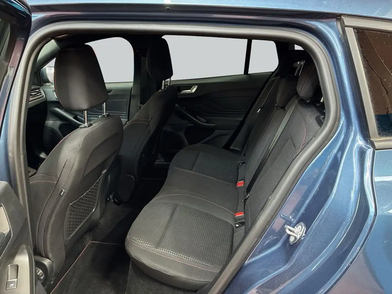 Ford Focus Turnier 1.0 EcoBoost Hybrid ST-LINE X — Galerie du véhicule 10