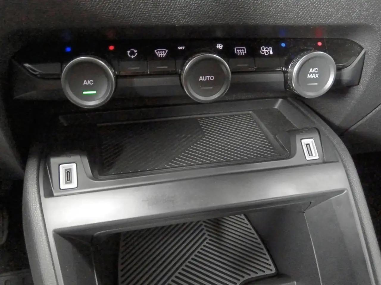 Citroen C4 1.2 PureTech Plus S&S 130 — معرض صور السيارة 23