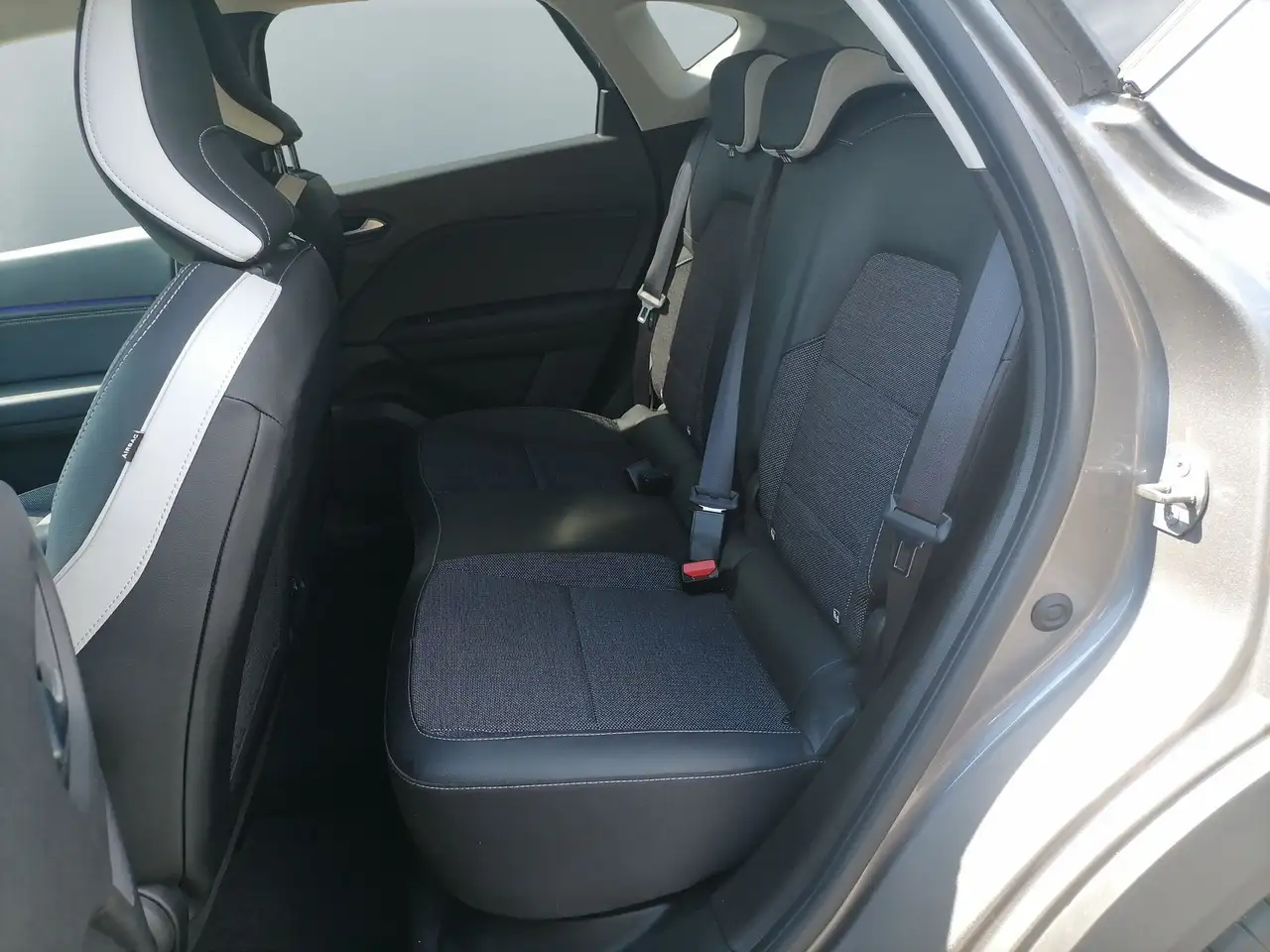 Renault Captur Techno 1.6 E-TECH Hybrid 145 — معرض صور السيارة 9