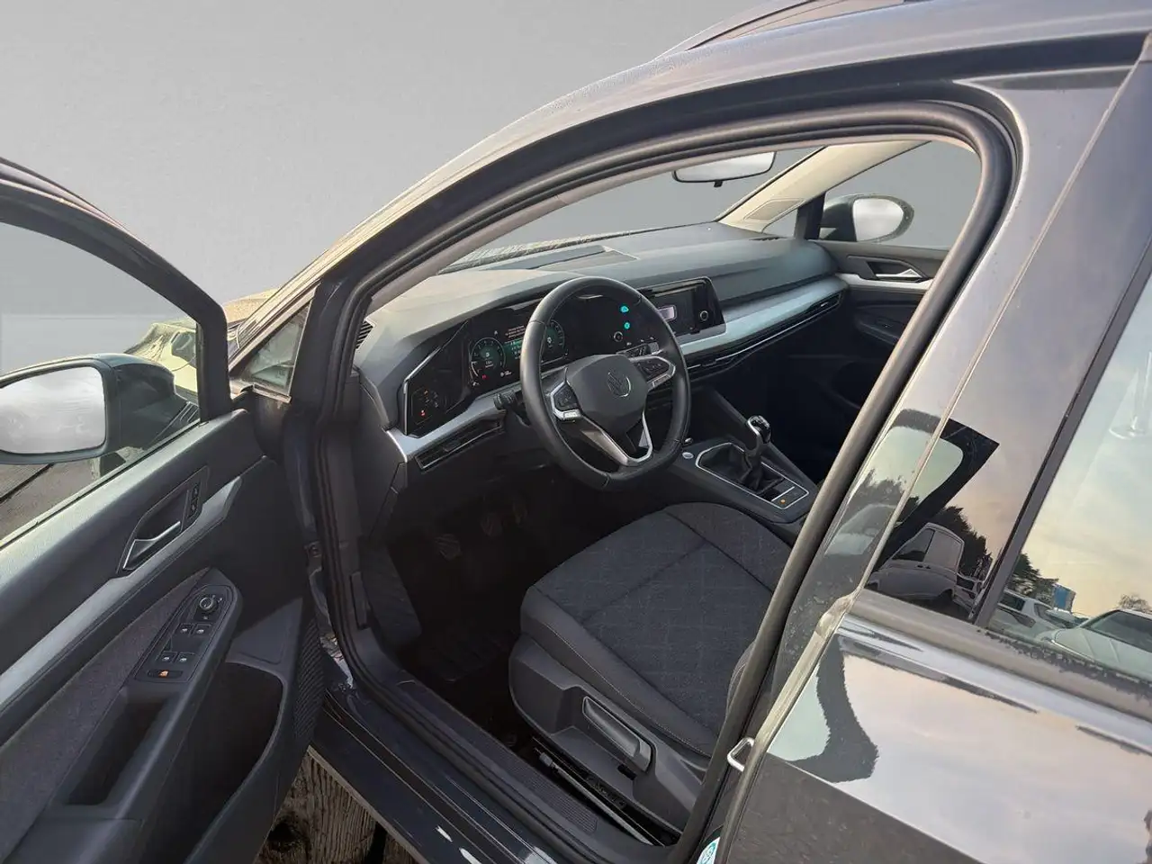 Volkswagen Golf VIII Life 1.0 TSI — معرض صور السيارة 3
