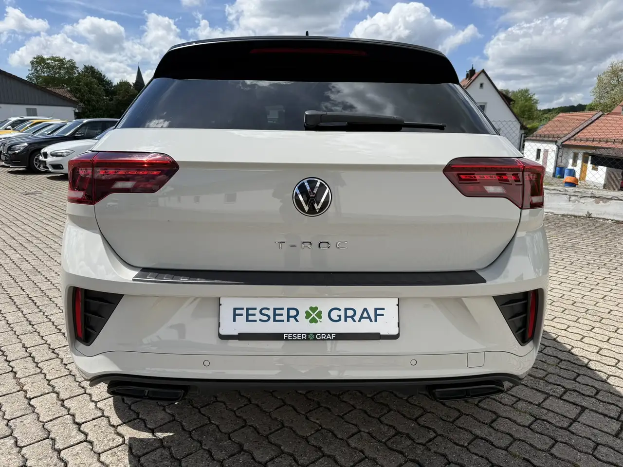 Volkswagen T-Roc R-Line 1.0 TSI ACC AHK BLACK KAM PANO — معرض صور السيارة 7