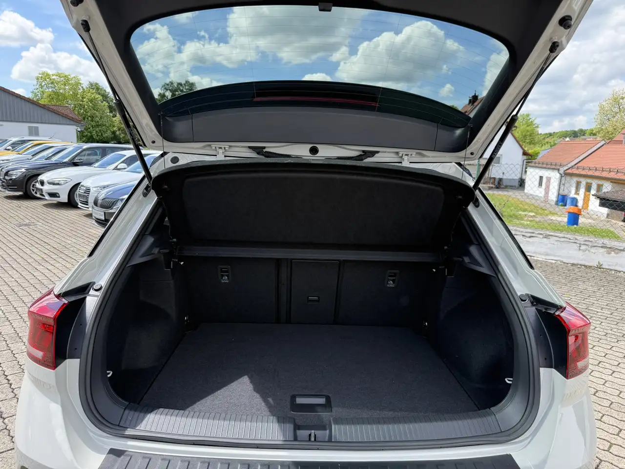 Volkswagen T-Roc R-Line 1.0 TSI ACC AHK BLACK KAM PANO — معرض صور السيارة 15