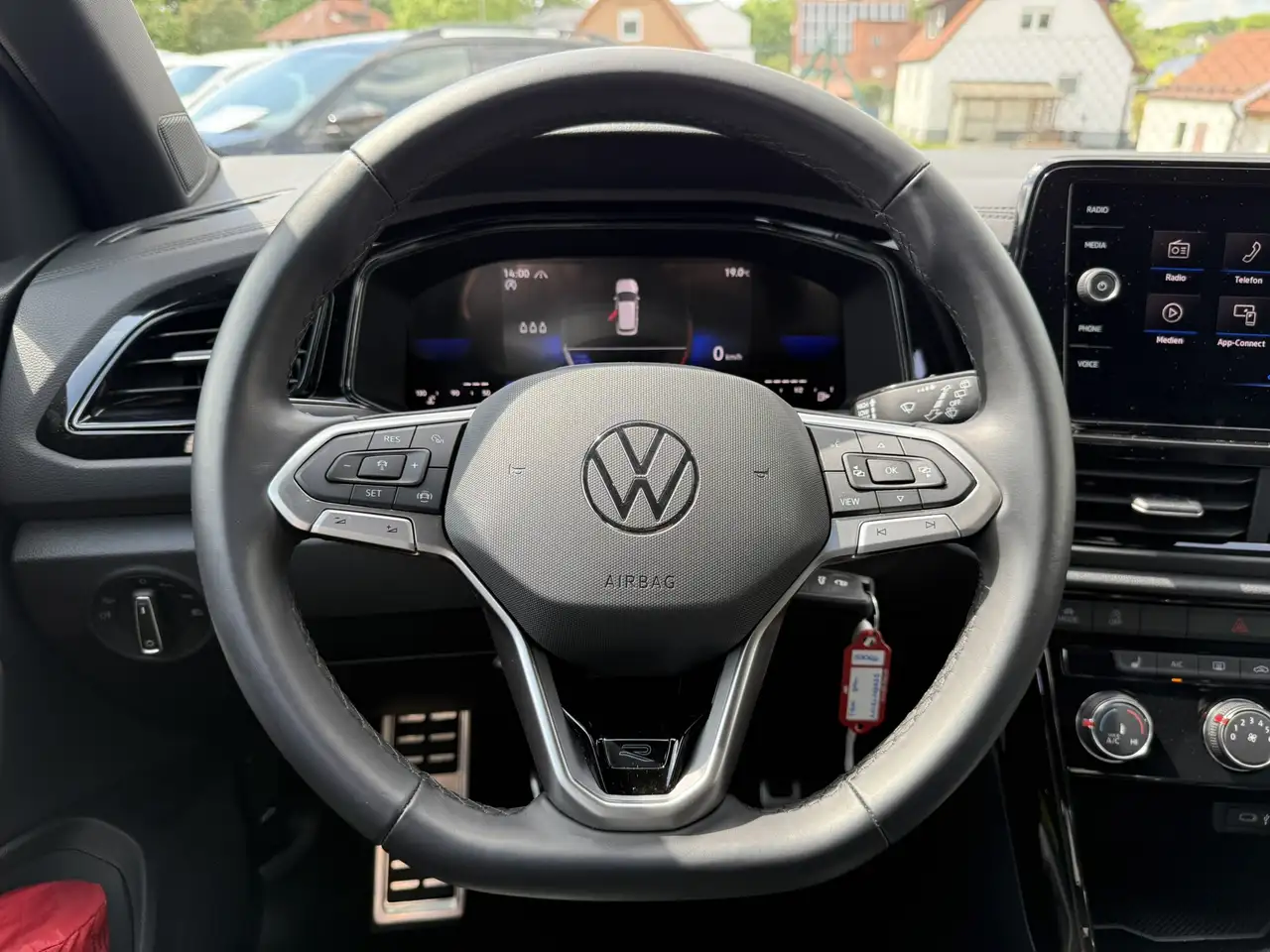 Volkswagen T-Roc R-Line 1.0 TSI ACC AHK BLACK KAM PANO — معرض صور السيارة 18