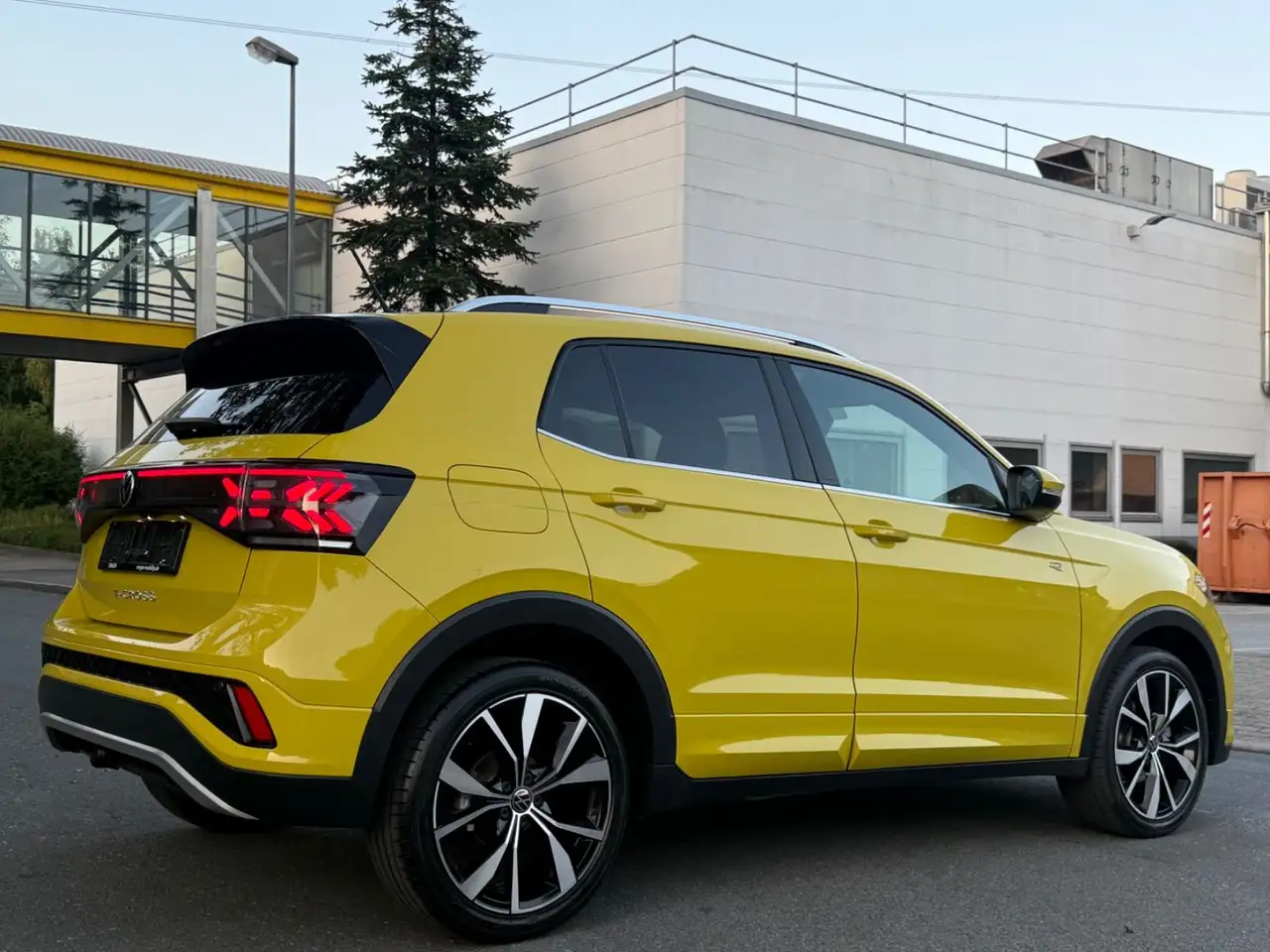 Volkswagen T-Cross 1.5 TSI *R-LINE*IQLIGHT*AHK*19TKM* — معرض صور السيارة 10