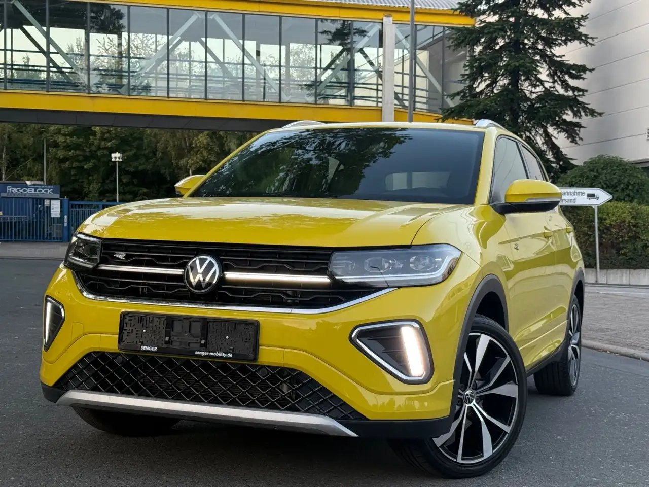Volkswagen T-Cross 1.5 TSI *R-LINE*IQLIGHT*AHK*19TKM* — معرض صور السيارة 2