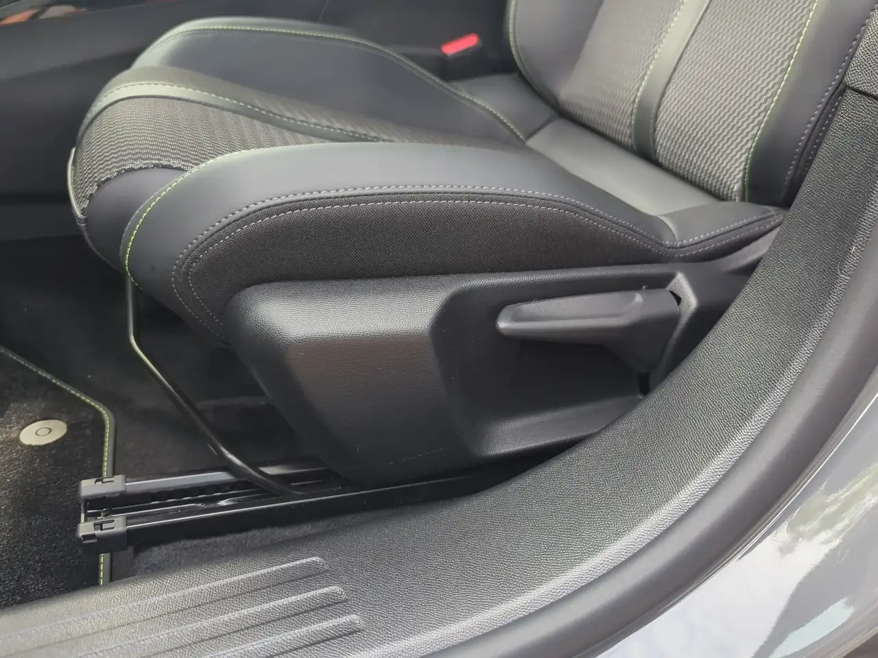 Peugeot 2008 1.2 PureTech 130 GT ACC KeyLess LED Navi — Vehicle gallery 7