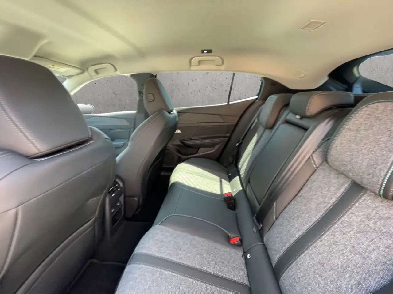 Peugeot 408 Allure PureTech 130 EAT8 Navi LED ACC Apple CarPla — Vehicle gallery 8
