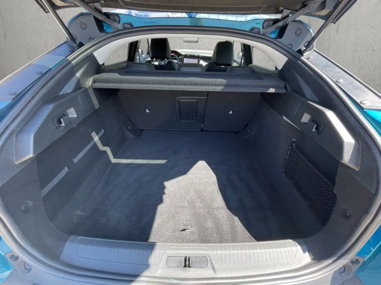 Peugeot 408 Allure PureTech 130 EAT8 Navi LED ACC Apple CarPla — Vehicle gallery 7