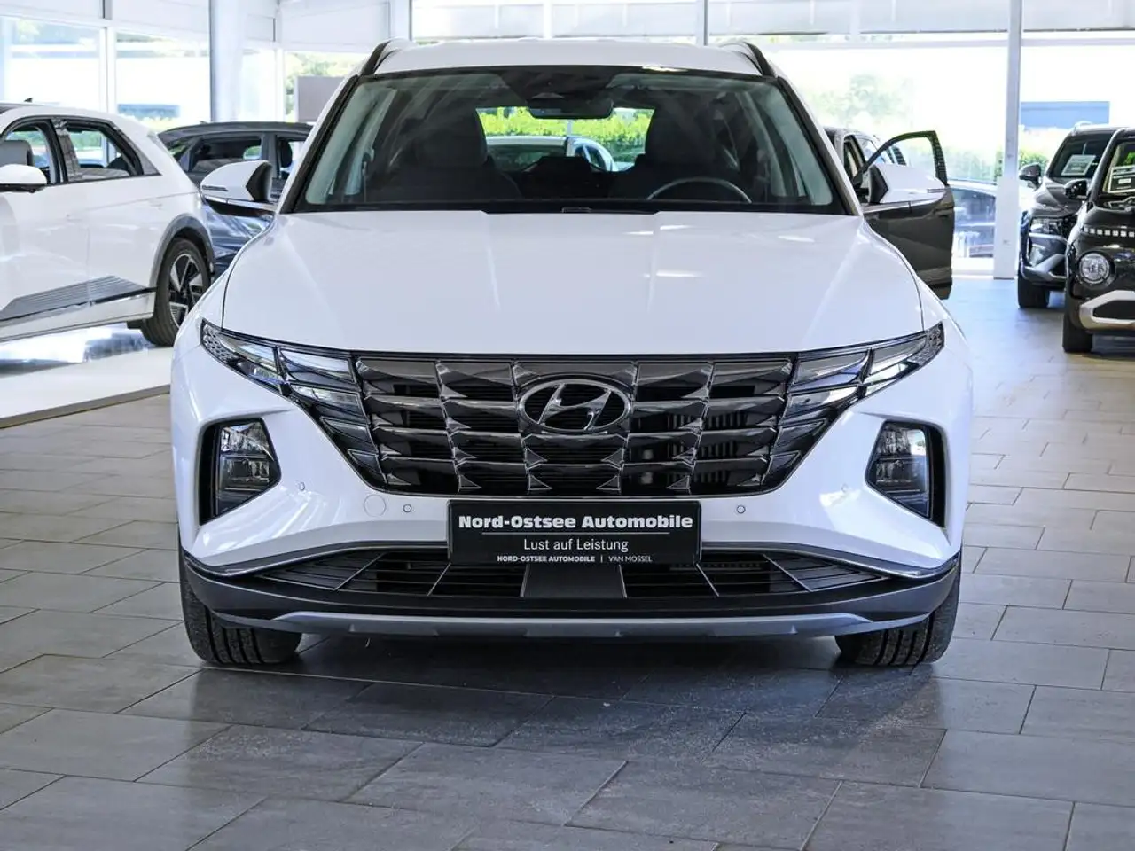 Hyundai TUCSON 1.6 T-GDI TREND 4WD SHZ LHZ NAVI LED PDC — Vehicle gallery 4