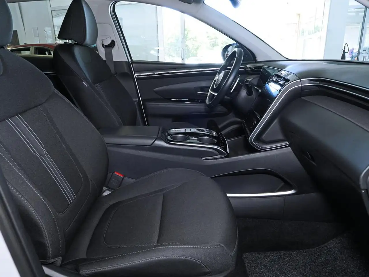 Hyundai TUCSON 1.6 T-GDI TREND 4WD SHZ LHZ NAVI LED PDC — Vehicle gallery 12