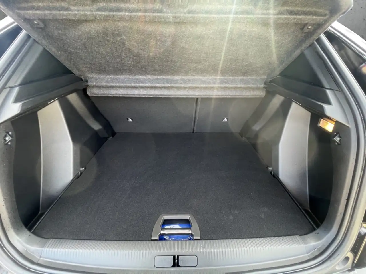 Peugeot 2008 GT PT 130 EAT8 Navi LED ACC 360 Kamera Apple CarPl — Galería del vehículo 7