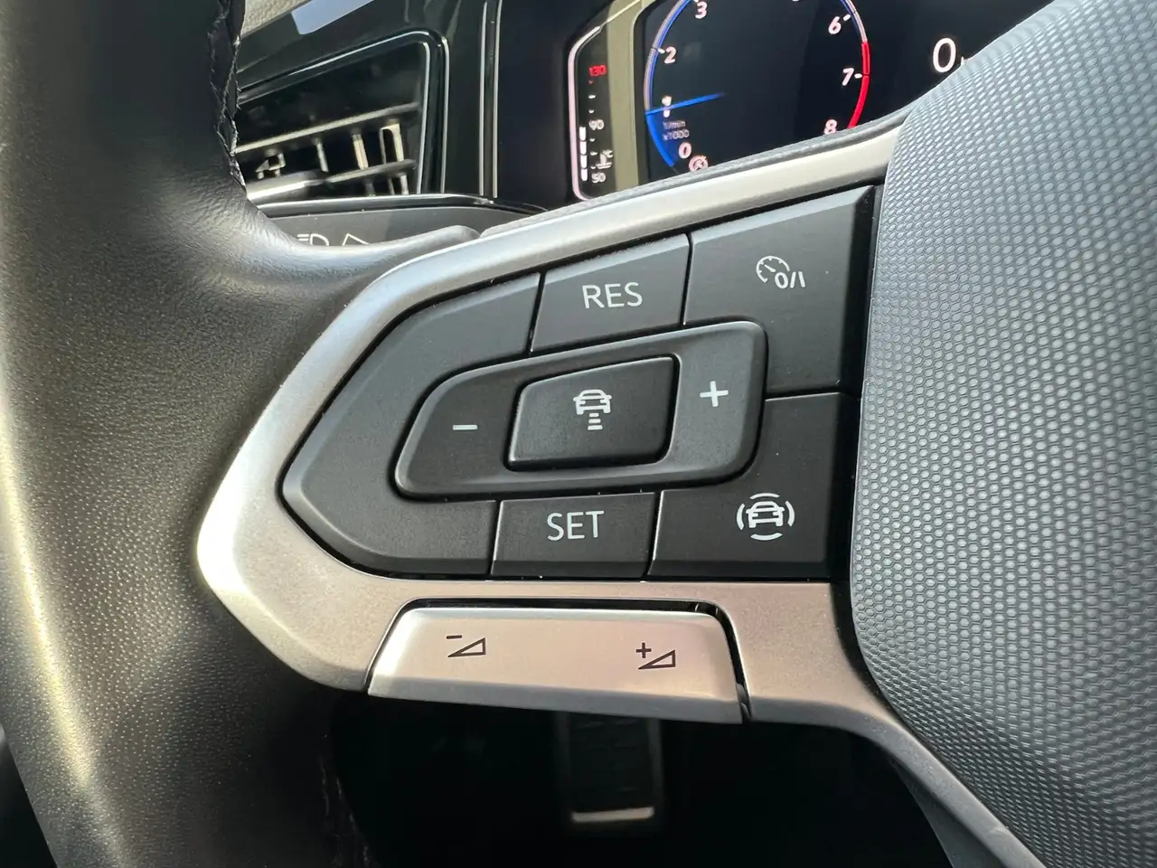 Volkswagen T-Roc 1.0 TSI R-Line *AHK, LED-Plus, ACC, Panorama, 18" — Galería del vehículo 10