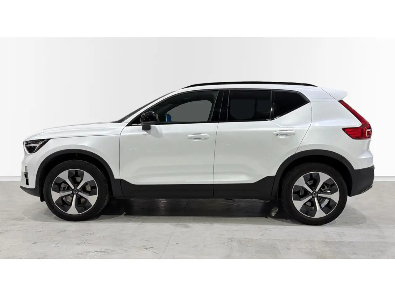 Volvo XC40 B3 Plus Aut. — معرض صور السيارة 3