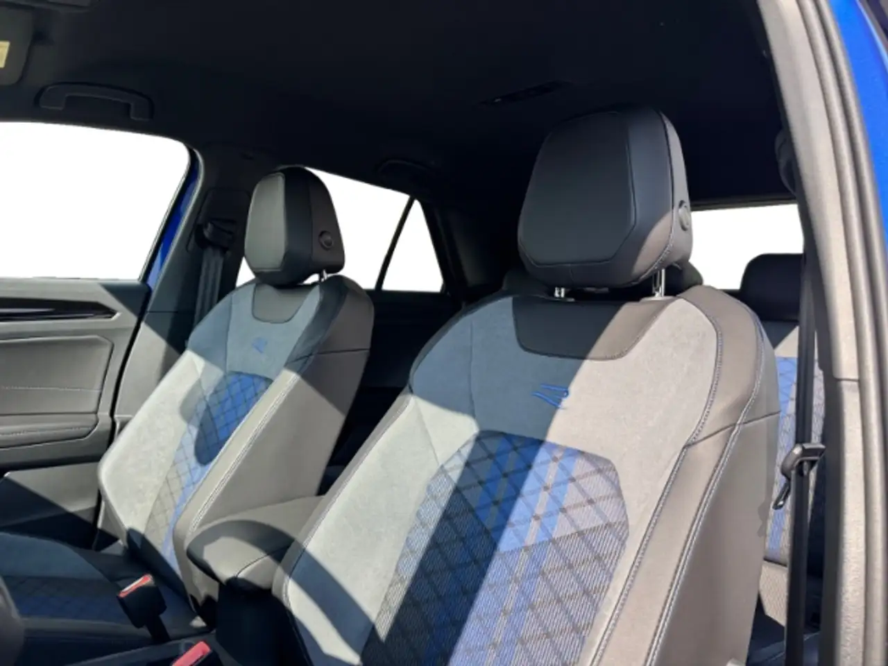 Volkswagen T-Roc R 2.0 TSI DSG 4M MATRIX-LED NAVI 19'' AHK APP-CONN — Galería del vehículo 19