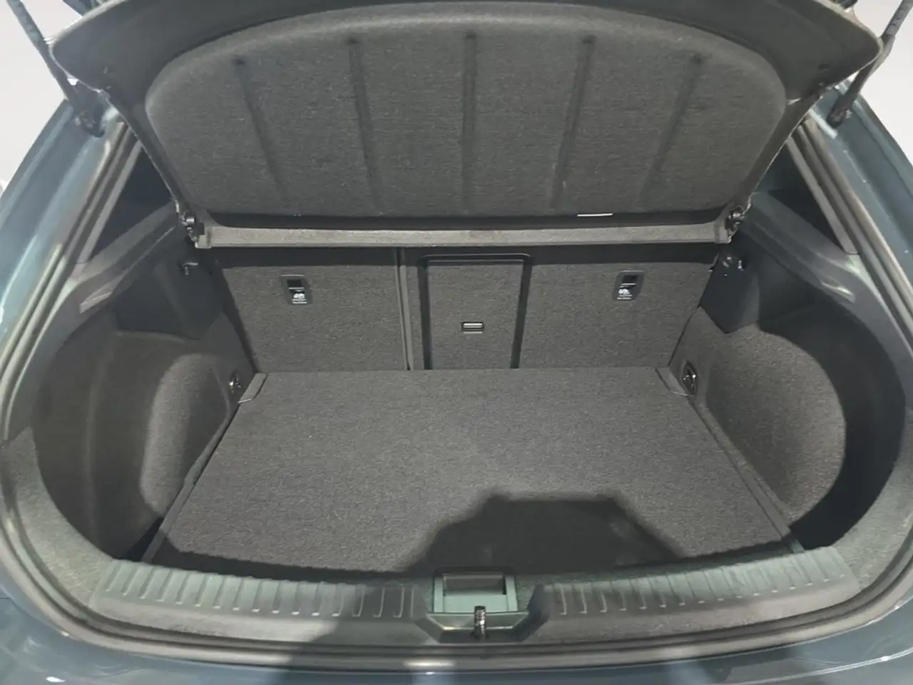 CUPRA Leon 1.5 eTSI 110 DSG — Galerie du véhicule 11