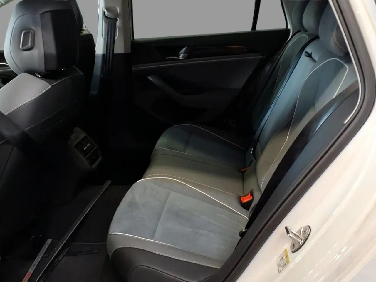 Volkswagen Passat Variant 1.5 eTSI Business DCC Kamera LED — Galerie du véhicule 6