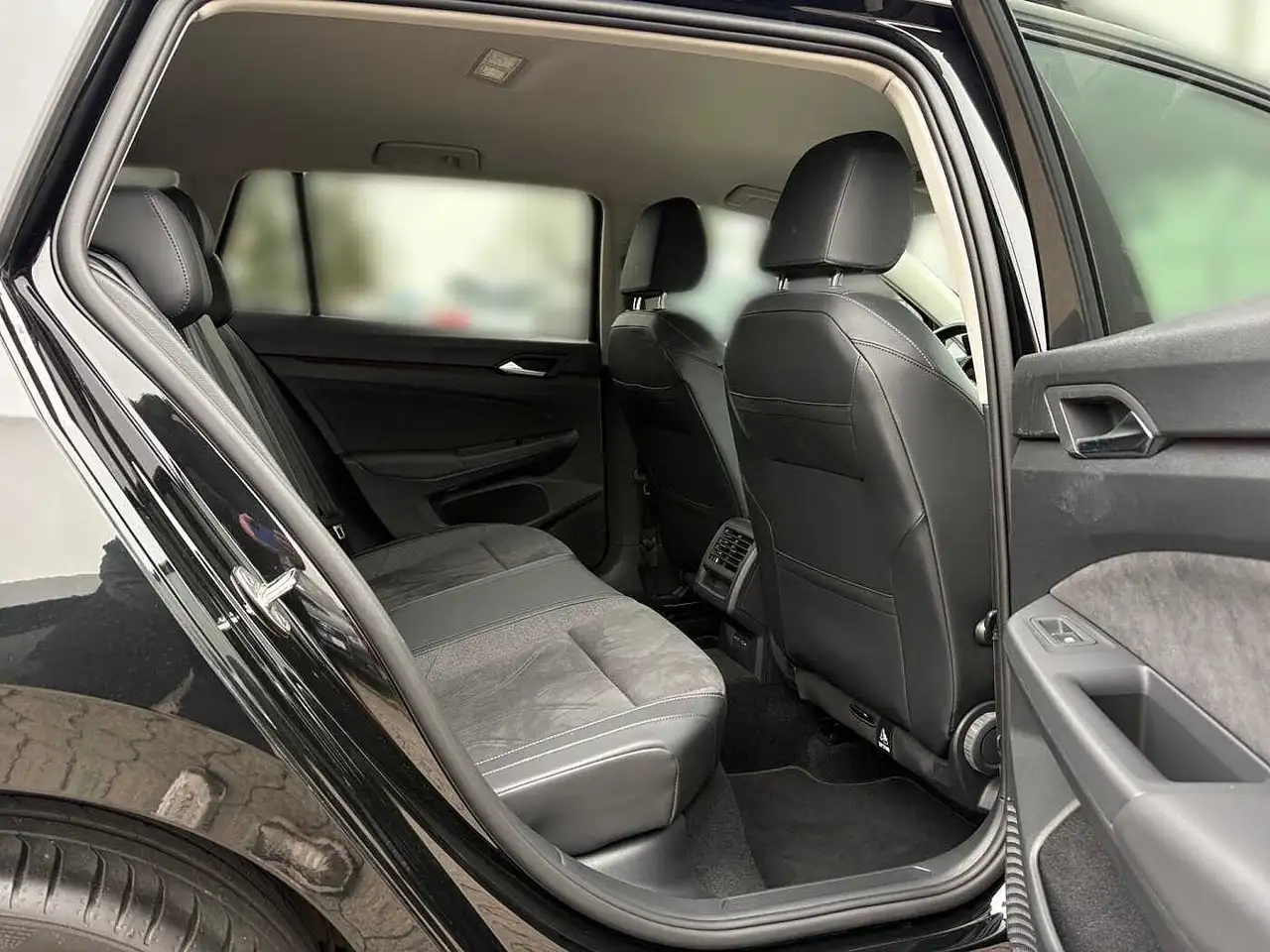 Volkswagen Golf VIII 1.5 eTSI DSG Life Garantie Navi AHK RFK ACC D — Galería del vehículo 19