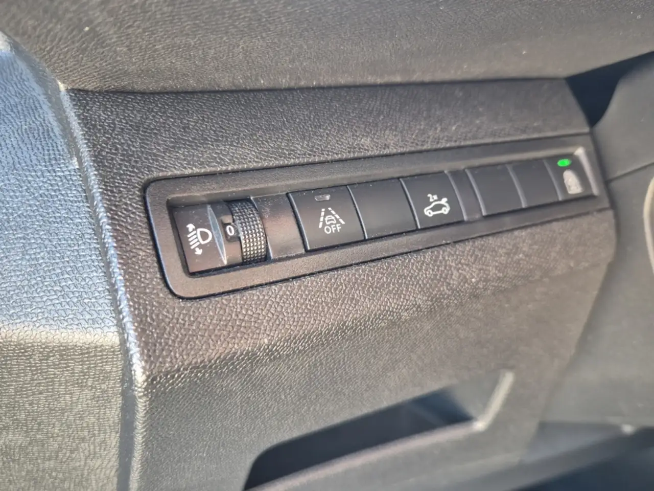 Peugeot 5008 Allure Pack PureTech 130 7-Sitzer Navi Digitales C — معرض صور السيارة 19