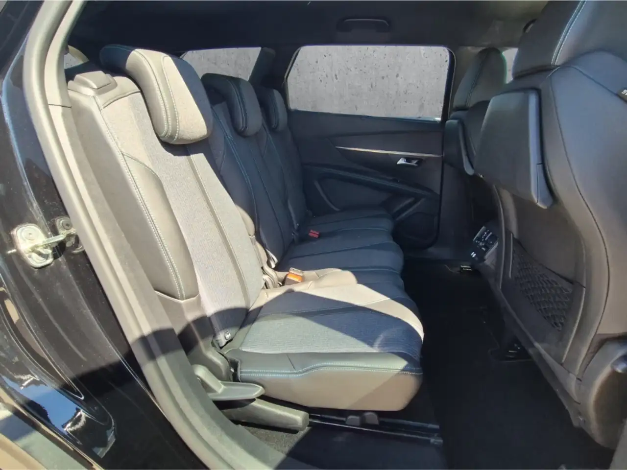 Peugeot 5008 Allure Pack PureTech 130 7-Sitzer Navi Digitales C — معرض صور السيارة 14