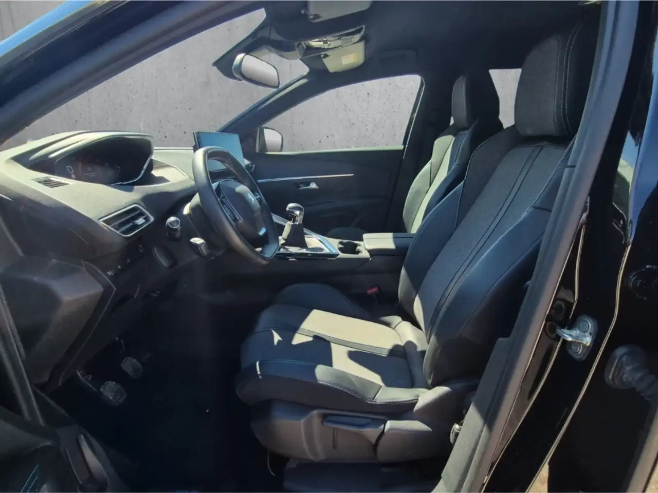 Peugeot 5008 Allure Pack PureTech 130 7-Sitzer Navi Digitales C — معرض صور السيارة 9