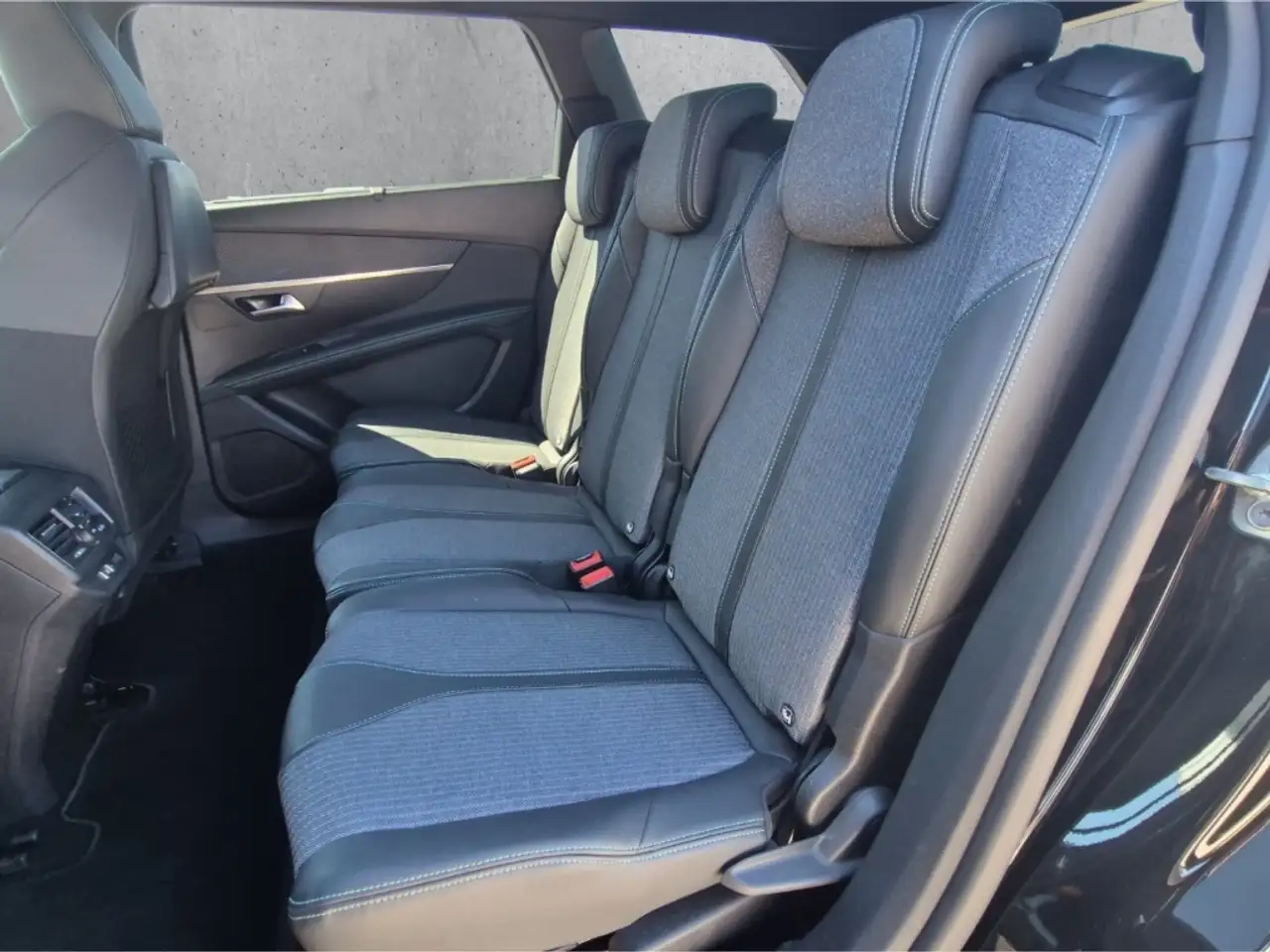 Peugeot 5008 Allure Pack PureTech 130 7-Sitzer Navi Digitales C — معرض صور السيارة 8