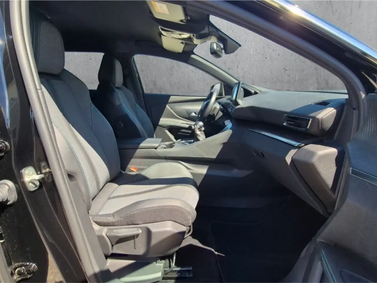 Peugeot 5008 Allure Pack PureTech 130 7-Sitzer Navi Digitales C — معرض صور السيارة 13