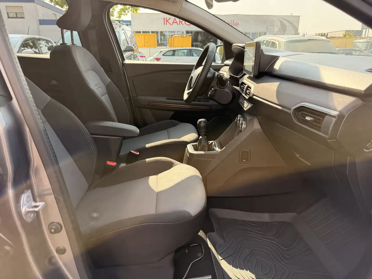 Dacia Jogger Jogger TCe 110 Extreme+ 7-Sitzer *AHK *Navi *To... — Galería del vehículo 13