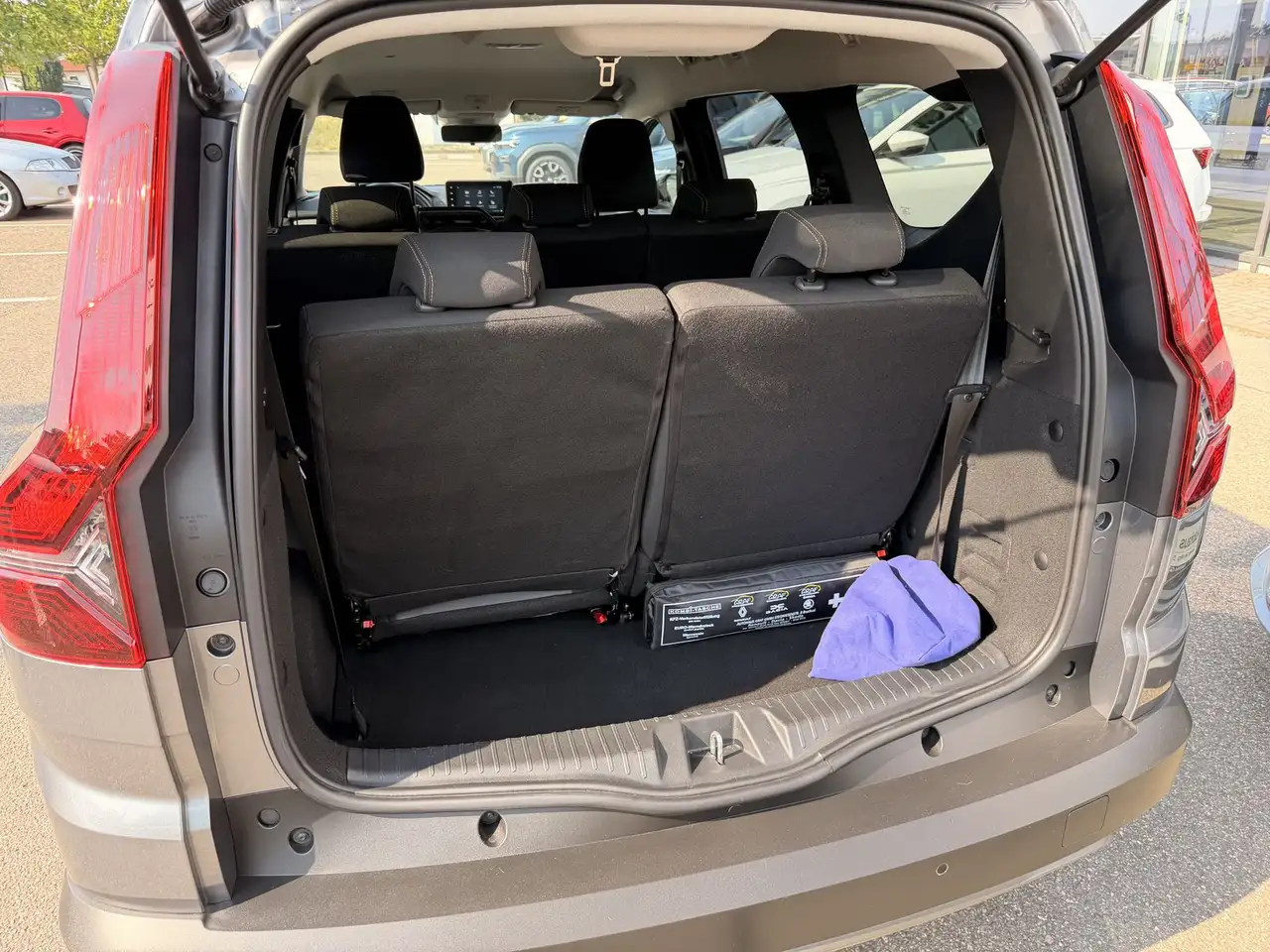 Dacia Jogger Jogger TCe 110 Extreme+ 7-Sitzer *AHK *Navi *To... — Galería del vehículo 7