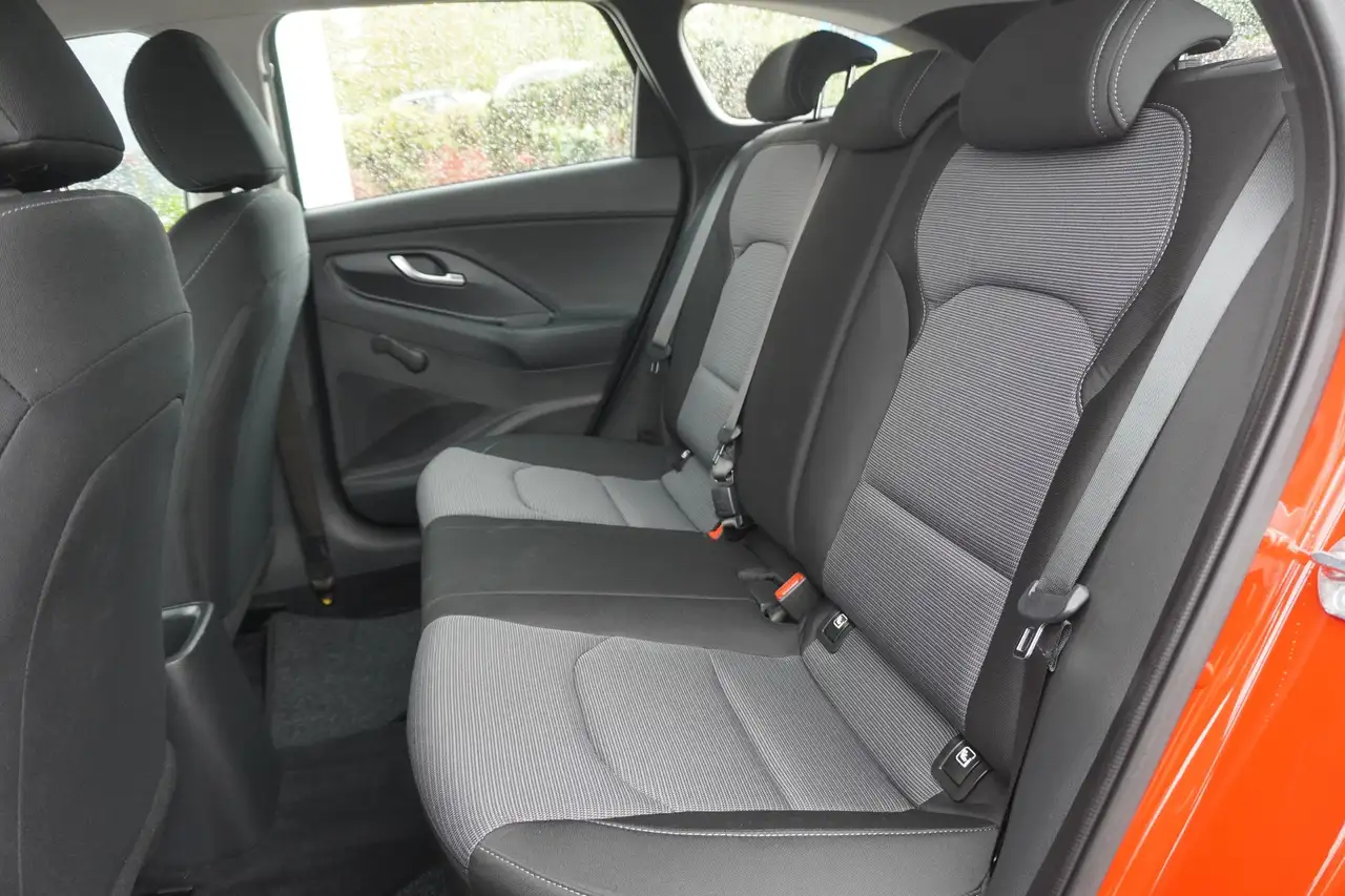 Hyundai i30 Kombi 1.0 T-GDI LED Navi Kamera — Vehicle gallery 12