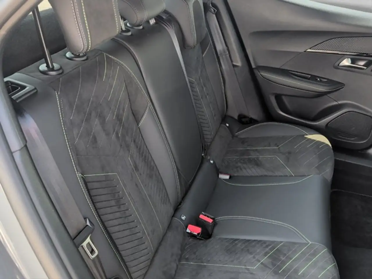 Peugeot 2008 GT PureTech 130 EAT8 LED Einparkhilfe Rückfahrk... — Vehicle gallery 15